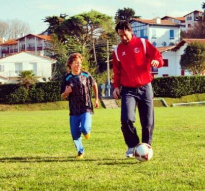 Lander Emery Fernandez playing soccer with his father Unai Emery.